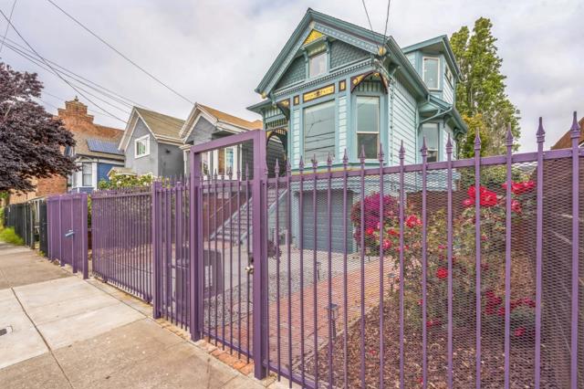 696 29th Street, Oakland CA: https://media.crmls.org/mediaz/199aa170-2270-48c2-894a-412abdf9aafb.jpg