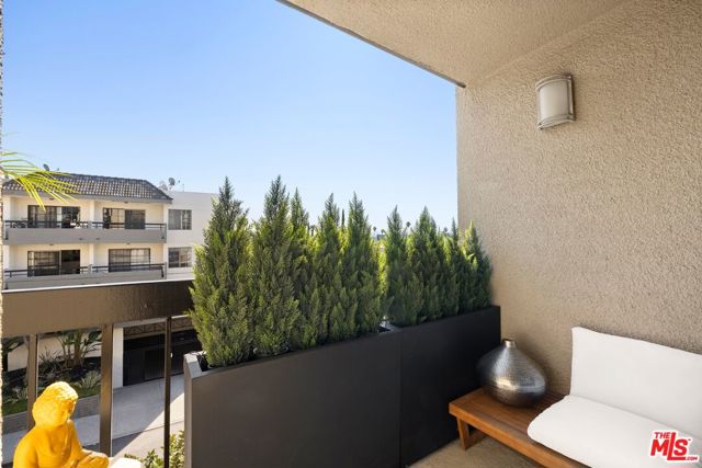 7320 Hawthorn Avenue, Los Angeles CA: https://media.crmls.org/mediaz/199b6058-b648-486f-90bb-908668d49f92.jpg