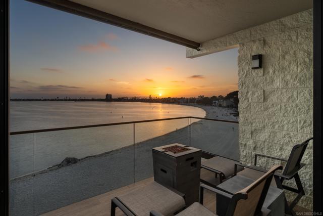 3860 Riviera Dr, San Diego CA: https://media.crmls.org/mediaz/199d3621-d6ce-4f53-860b-3e1a597a4e5a.jpg