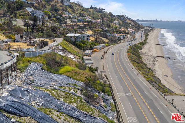 17900 Porto Marina Way, Pacific Palisades CA: https://media.crmls.org/mediaz/199df089-6d0e-4025-84a2-3de0d4159149.jpg
