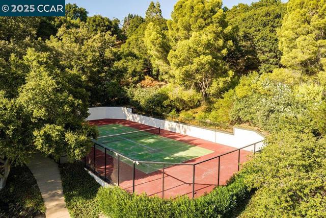 1177 Estates Dr, Lafayette CA: https://media.crmls.org/mediaz/199e4c74-e783-4afe-ab79-bcfc2cdb156f.jpg