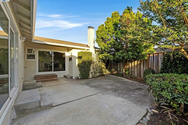 35629 Dee Pl, Fremont CA: https://media.crmls.org/mediaz/199e9f70-0da5-4b01-86fd-2a9047a3fca8.jpg