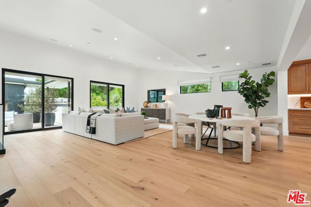 913 913 1/2 N Beverly Glen Boulevard, Bel Air CA: https://media.crmls.org/mediaz/199ea728-d731-4e07-8a00-fff7bf009888.jpg