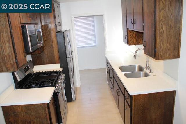 835 33Rd St, Richmond CA: https://media.crmls.org/mediaz/199ede7c-1100-4614-9471-3cbf12a4ea0c.jpg
