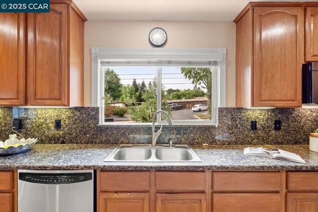 2401 Casa Way, Walnut Creek CA: https://media.crmls.org/mediaz/199f60ce-4669-46f6-99e0-96c397aa7daa.jpg
