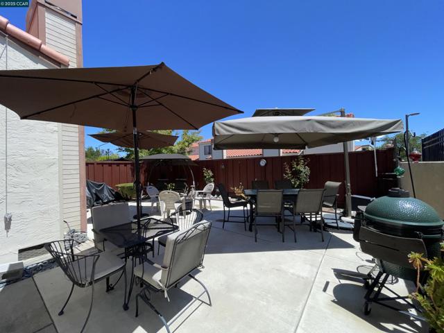 9 Aquamarine Ct, Hercules CA: https://media.crmls.org/mediaz/19a019ef-561e-4445-a4bc-a974809af9db.jpg