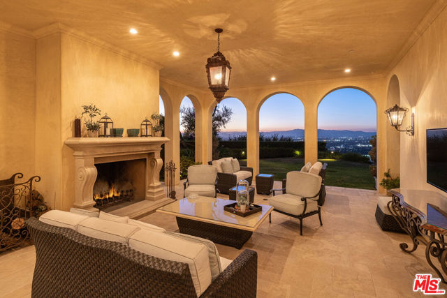 13961 Aubrey Road, Beverly Hills CA: https://media.crmls.org/mediaz/19a0442a-b744-4619-a536-e0ff2af9c435.jpg