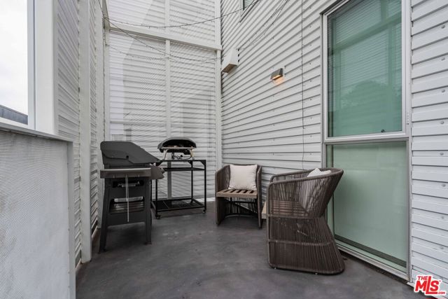 1030 N Kings Road, West Hollywood CA: https://media.crmls.org/mediaz/19a08546-be34-4bcf-9385-4744511ce011.jpg