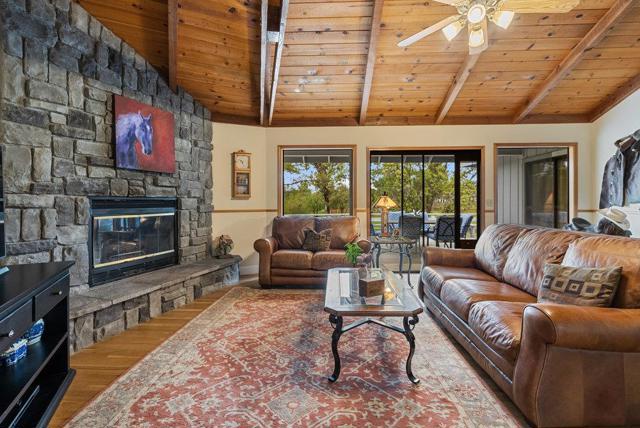 105 Louise Circle, Hollister CA: https://media.crmls.org/mediaz/19a08fc7-f23a-4db9-b1c6-3fd0fb5b3238.jpg