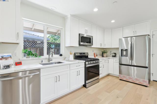 Image 43 of 60 For 227 Holmes St