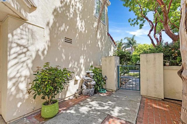 131 Diapian Bay, Alameda CA: https://media.crmls.org/mediaz/19a18473-7ad1-45c3-96b7-4097da5ffbd1.jpg