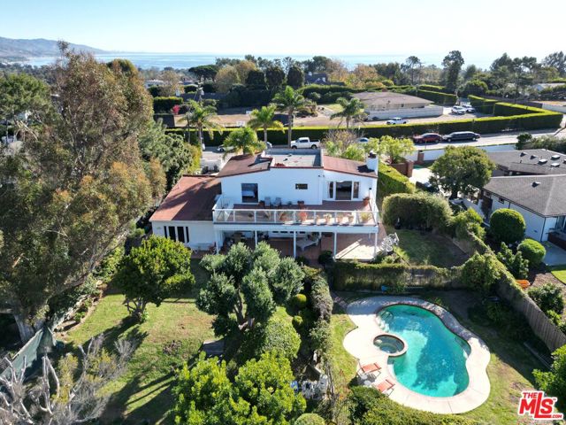 6855 Dume Drive, Malibu CA: https://media.crmls.org/mediaz/19a1bd9b-bfa5-4585-b254-974c7dfa212e.jpg