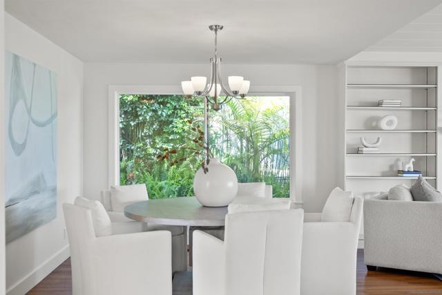 951 Skylark Dr, La Jolla CA: https://media.crmls.org/mediaz/19a2af76-47d3-4a63-bcec-82777784306f.jpg
