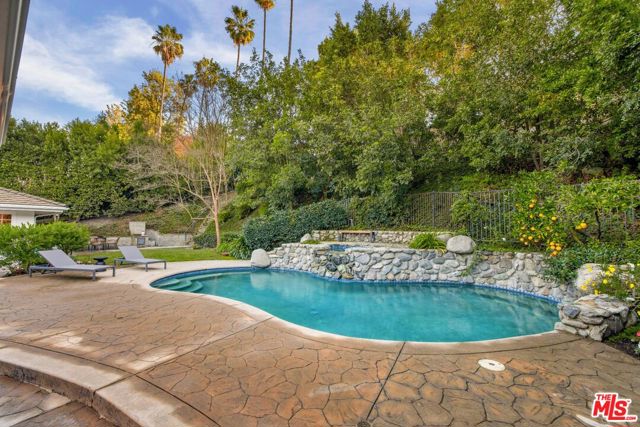 15550 Valley Vista Boulevard, Encino CA: https://media.crmls.org/mediaz/19a31ec1-623a-45c2-a971-4898425b283f.jpg