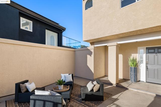 5668 Buena Vista Ave, Oakland CA: https://media.crmls.org/mediaz/19a38e41-6a92-4db8-b4de-ba5e38e66510.jpg
