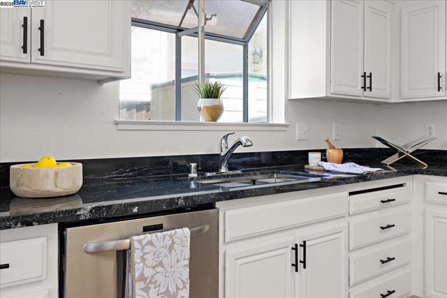 1218 Locust Dr, Vallejo CA: https://media.crmls.org/mediaz/19a4247e-4d8d-4f90-aec0-b2b616fe47d9.jpg