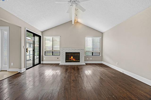 1116 Vista Point Ln, Concord CA: https://media.crmls.org/mediaz/19a43cdb-3d24-4caa-80ba-9949f712cef0.jpg