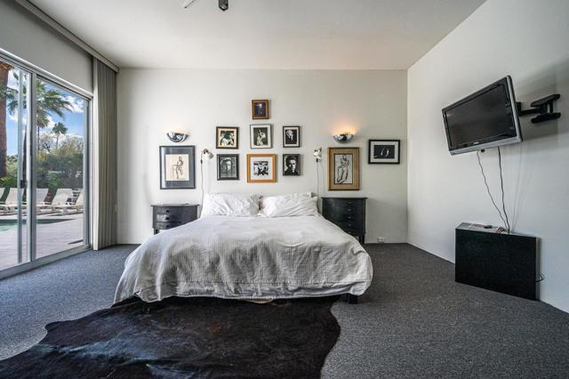 520 W ViA Lola, Palm Springs CA: https://media.crmls.org/mediaz/19a546e4-cbfe-4ca2-af4d-f5e0cfa39dea.jpg