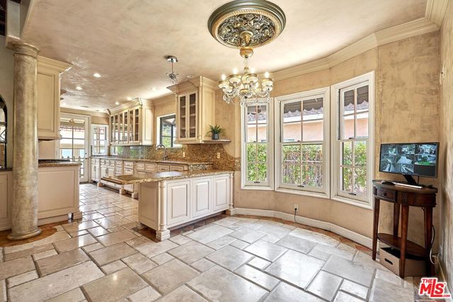 424 N Arden Boulevard, Los Angeles CA: https://media.crmls.org/mediaz/19a5a58c-8687-4d0c-8c8b-54586b8fd51e.jpg