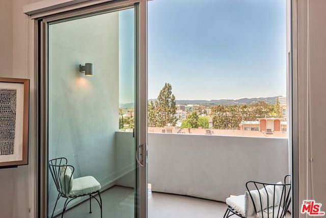1168 S Barrington Avenue, Los Angeles CA: https://media.crmls.org/mediaz/19a5f15c-6e27-48e1-b1bb-bd80b514b656.jpg
