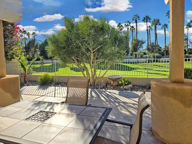 285 Kavenish Drive, Rancho Mirage CA: https://media.crmls.org/mediaz/19a85415-4743-4250-9e73-20543843c038.jpg