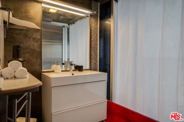 2528 Dearborn Drive, Los Angeles CA: https://media.crmls.org/mediaz/19a8cdae-ed92-46e0-b8ae-1e352362c83e.jpg