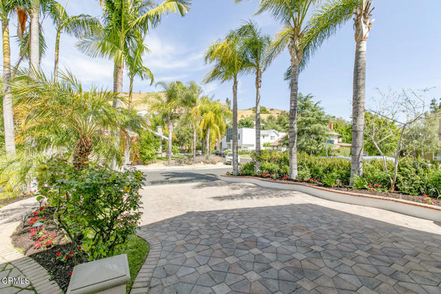 8857 Bluffdale Dr, Sun Valley CA: https://media.crmls.org/mediaz/19a91ab3-f8a7-4655-b6fd-409fdbc60307.jpg