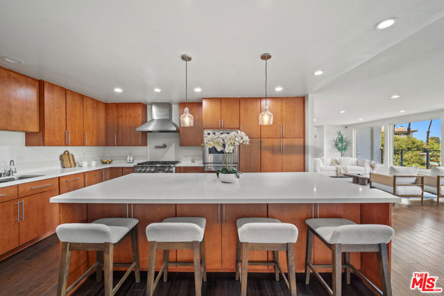 16755 Encino Hills Drive, Encino CA: https://media.crmls.org/mediaz/19a92a67-abc6-4548-ac52-ccffad4b1a88.jpg