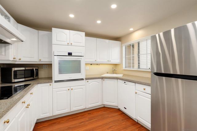 2870 Andover Ave, Carlsbad CA: https://media.crmls.org/mediaz/19a96cdb-5790-436b-8315-382c8f36ff04.jpg