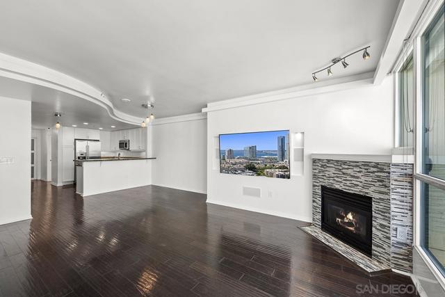 555 Front Street, San Diego CA: https://media.crmls.org/mediaz/19a9b319-0cf5-42aa-97e8-23248adadd91.jpg