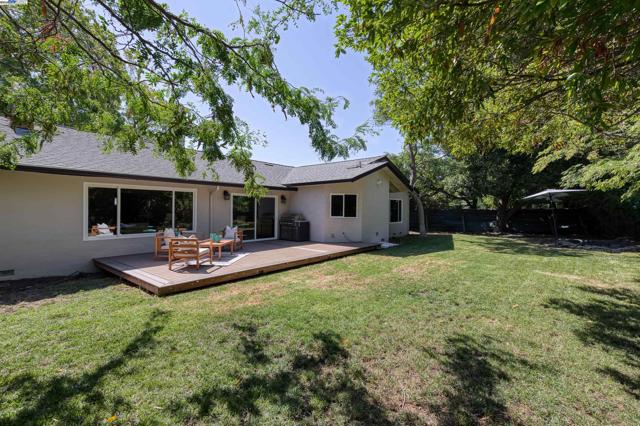 5268 Keeler Ct, Fremont CA: https://media.crmls.org/mediaz/19a9cca0-4f04-4a1f-8fd2-c7ded09cb24f.jpg
