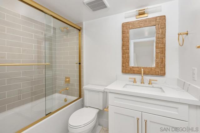 549 Orange Ave, Coronado CA: https://media.crmls.org/mediaz/19a9ec25-cd46-4387-bbbf-fc80b721f2cd.jpg