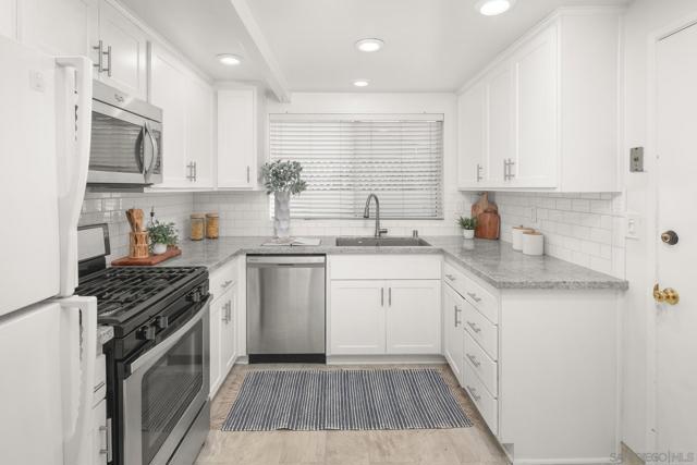 661 Balboa Avenue, Coronado CA: https://media.crmls.org/mediaz/19ad7163-e5b1-4aff-aa31-16b3d77cd79e.jpg