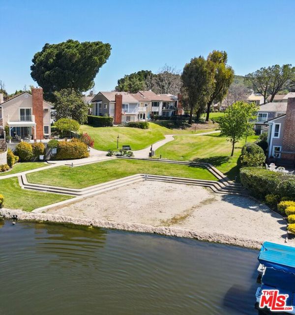 32134 Beachlake Lane, Westlake Village CA: https://media.crmls.org/mediaz/19ae1471-239f-4292-a2a5-1df3f85a5254.jpg