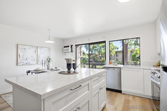 7858 Cowles Mountain Ct, San Diego CA: https://media.crmls.org/mediaz/19ae3957-3679-4440-86e1-e29ea54a5190.jpg