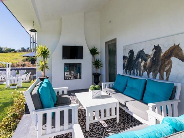 2255 Via Dulcea, Fallbrook CA: https://media.crmls.org/mediaz/19ae4fd3-67fd-4387-82a6-b4fc21c5d26c.jpg