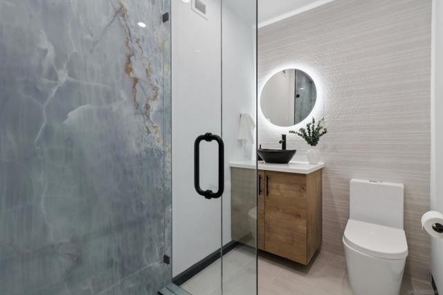 700 Front St, San Diego CA: https://media.crmls.org/mediaz/19b08f96-d9f7-474e-b284-ac622e536a02.jpg