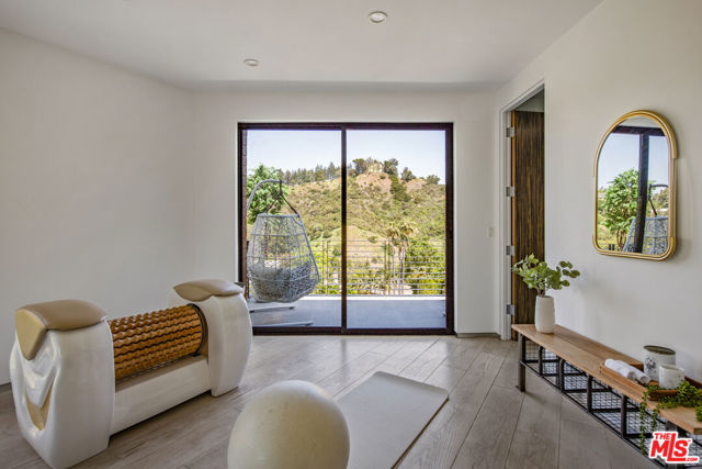 9852 San Circle, Beverly Hills CA: https://media.crmls.org/mediaz/19b1d65f-0264-46e5-9beb-7636d1ce2cf1.jpg