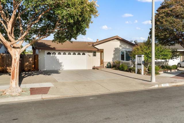 788 Mayten Tree Court, Sunnyvale CA: https://media.crmls.org/mediaz/19b2c737-b253-42d7-a023-525592428739.jpg