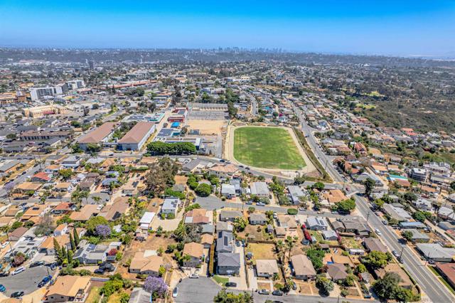 6737 43 Thomson Ct, San Diego CA: https://media.crmls.org/mediaz/19b332f0-4f28-481f-8aea-7b532edb62d5.jpg