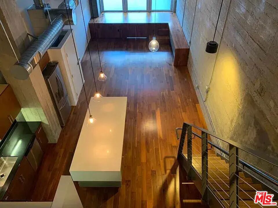 https://media.crmls.org/mediaz/19b41c17-a97f-4896-8b0b-fbfff2dc2c70.jpg?preset=X-Large
