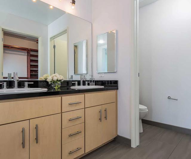 311 2nd Street, Oakland CA: https://media.crmls.org/mediaz/19b54402-d70c-491f-a0e9-aac97acba8d4.jpg