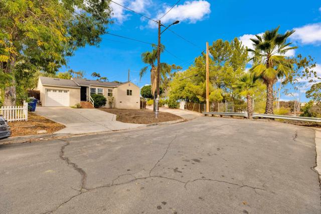 5170 Randlett Dr, La Mesa CA: https://media.crmls.org/mediaz/19b5f692-f348-4e0f-b0cb-238ccff13cc6.jpg