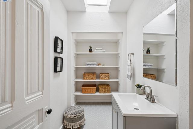 1805 Eagle Ave, Alameda CA: https://media.crmls.org/mediaz/19b67ce5-8f1d-4221-9b3c-a6962f230f6c.jpg