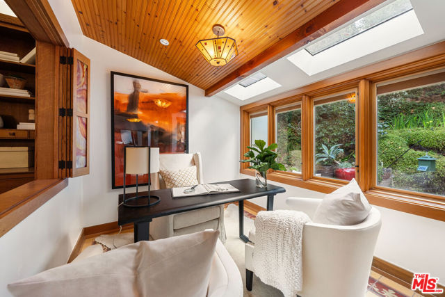 5045 Oakdale Avenue, Woodland Hills CA: https://media.crmls.org/mediaz/19b756be-f90d-49df-9a9e-0a66e706db89.jpg