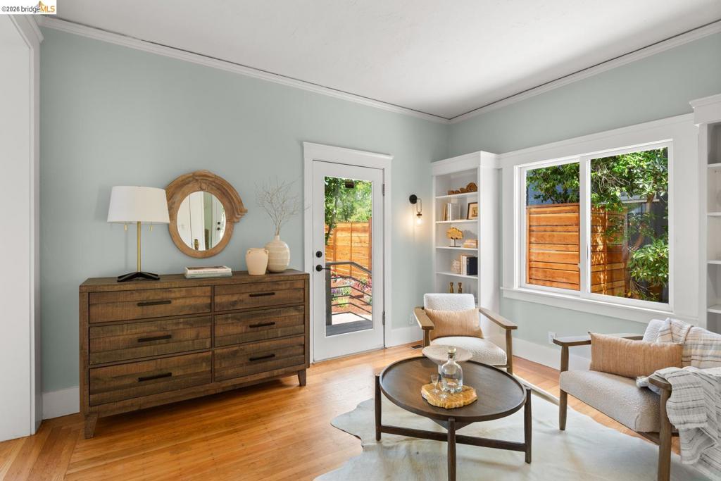 https://media.crmls.org/mediaz/19b7f596-4159-42e5-838f-77ed888456a6.jpg?preset=X-Large
