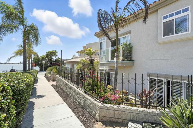 3701 Riviera Dr, San Diego CA: https://media.crmls.org/mediaz/19b80732-32c3-4f30-b474-04df25b8901c.jpg