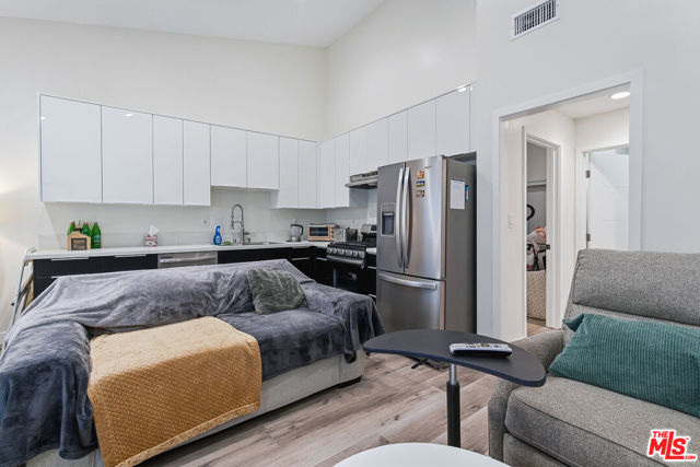 611 N Buena Vista Street, Burbank CA: https://media.crmls.org/mediaz/19b82821-02ae-4320-b609-2e4f00bea74c.jpg