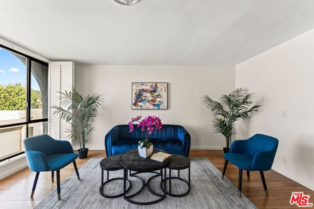 4227 Freedom Drive, Calabasas CA: https://media.crmls.org/mediaz/19b8bfd7-87b6-4124-902b-2e0ab6b2244b.jpg