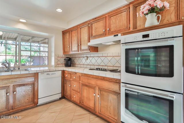 5260 Edgeware Drive, Calabasas CA: https://media.crmls.org/mediaz/19b8d967-aceb-4056-a896-1c38f3243190.jpg